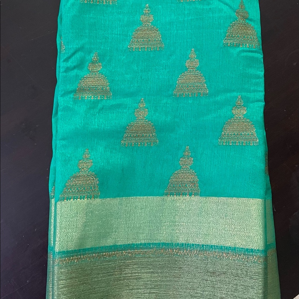 Green Silk Saree with Zari woven thread work and elegant rich pallu - Picture 2 of 5